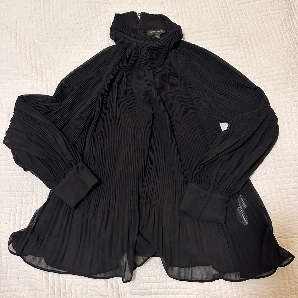 NWOT Banana Republic pleated blouse size Medium